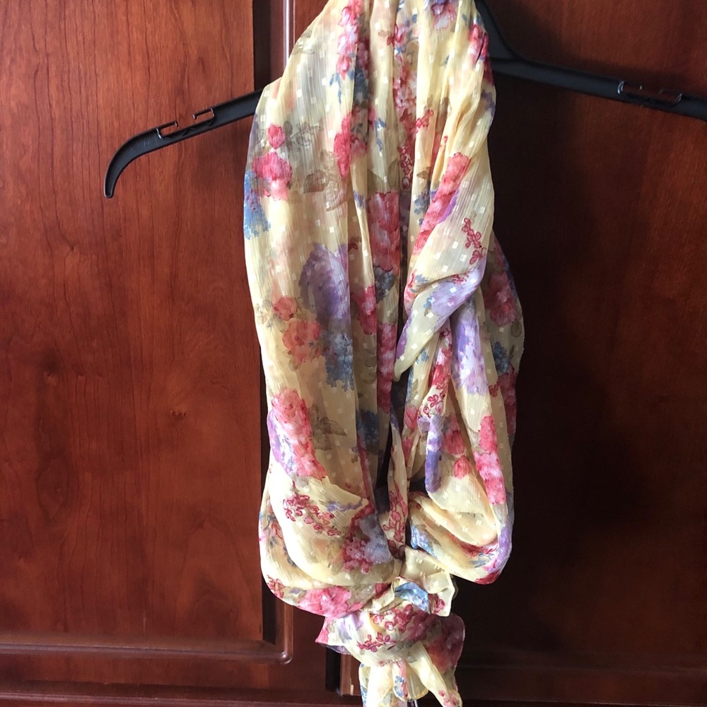 🧣Betsey Johnson Oversized Yellow Floral Scarf - Picture 2 of 4